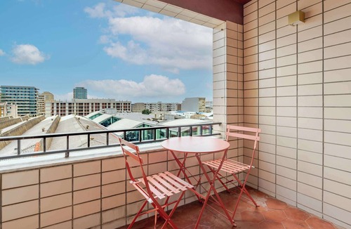 Aldoar Apartment | Bright & Spacious Flat with Balcony by HostWise