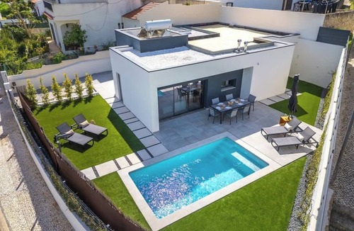 Porches House | Bright Spacious House | Swimming Pool by HostWise