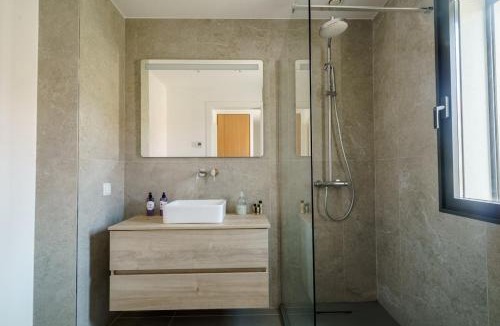 Barril de Cima Apartment | Bright & Stylish Retreat by the Sea Near Ericeira