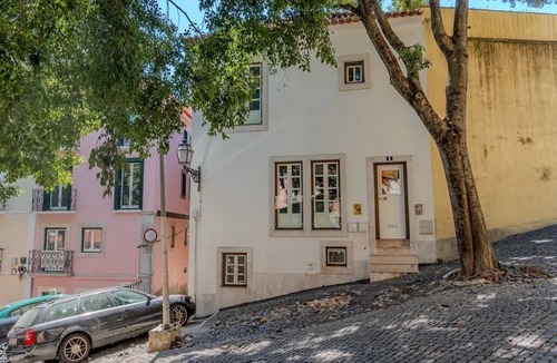 Santa Maria Maior Apartment | By the Castle | Cozy & Comfy | Family-Friendly