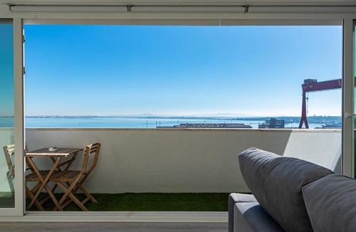 Cacilhas Apartment | Cacilhas Riverview!