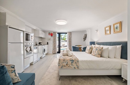Santa Luzia Apartment | Camacho Studios - Blue Room by Homie
