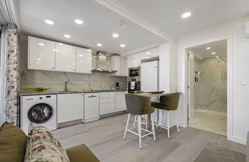 Santa Luzia Apartment | Camacho Studios - Green Room by Homie