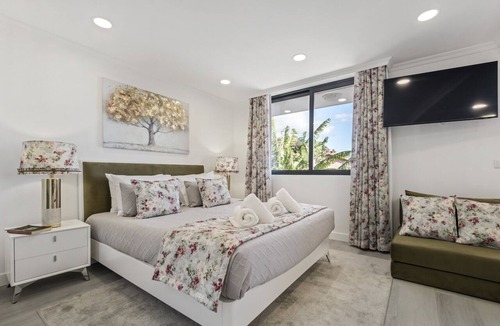 Santa Luzia Apartment | Camacho Studios - Green Room by Homie