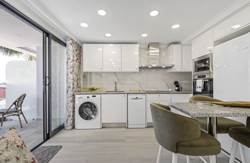 Santa Luzia Apartment | Camacho Studios - Green Room by Homie