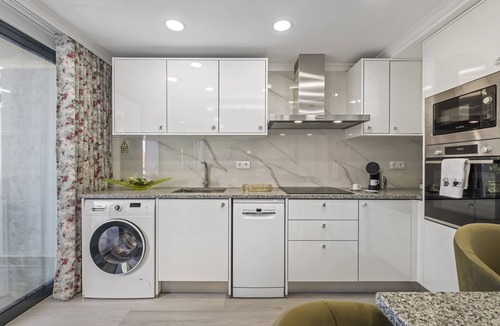 Santa Luzia Apartment | Camacho Studios - Green Room by Homie