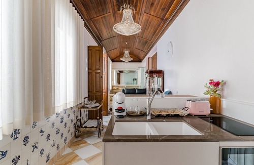 Ronfe Apartment | Camélia Garden Suite – Private Holiday Suite with Wi-Fi and Air Conditioning