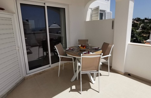Mato Serrao Ski Chalet | Casa Amira - with communal pool in Carvoeiro