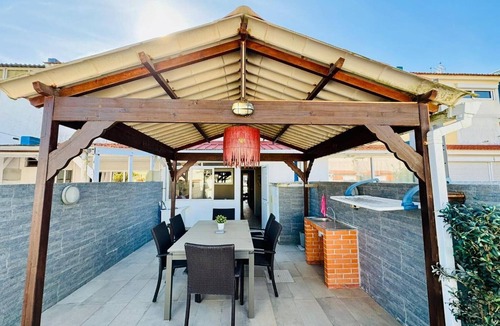Torreira Apartment | Casa Azul Torreira Apartment with Terrace and Garden
