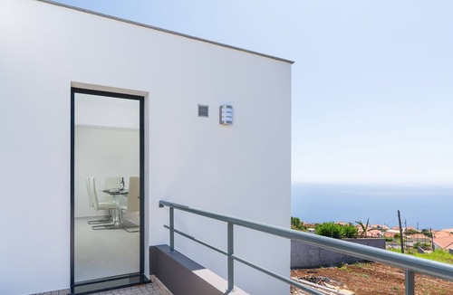 Arco da Calheta House | Casa Campos, Modern 2 Bedroom house with sunning views