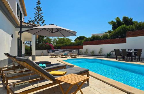 Salicos House | CASA CARAVELA - Spacious Villa, Sunny Swimming Pool & BBQ