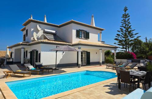 Salicos House | CASA CARAVELA - Spacious Villa, Sunny Swimming Pool & BBQ