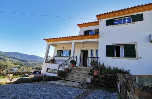 Serta Villa | Casa Colina Troviscainho