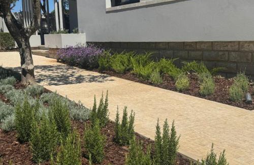 Faulha House | Casa com jardim perto da praia