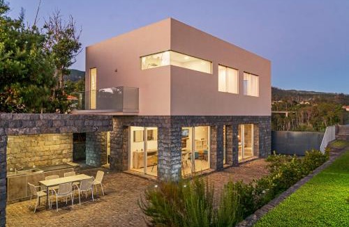 Prazeres House | Casa da Maloeira by an island apart