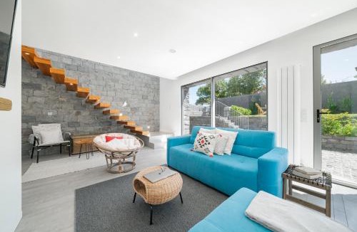 Prazeres House | Casa da Maloeira by an island apart