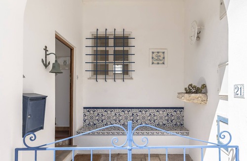 Carvoeiro Ski Chalet | Casa das Conchas - 2 bedroom cottage in centre of Carvoeiro, sea views