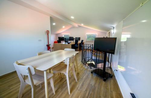 Lapa dos Dinheiros House | Casa do Beco - Fabulous 3 Bedroom House with an Office, Seia, Serra da Estrela