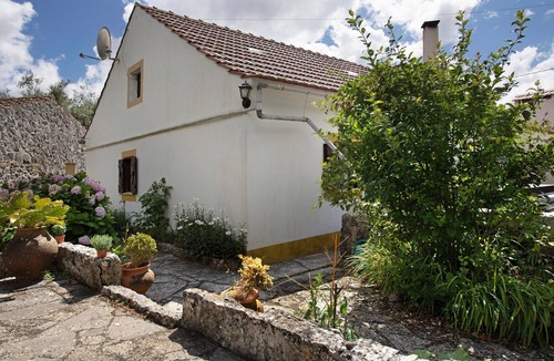 Porto de Mos Apartment | Casa do Largo - Floor 2 with Shared Terrace, Shared Garden and Wi-Fi