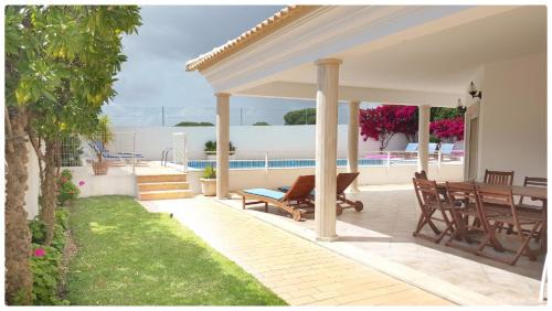 Olhos D'Agua Villa | Casa do Mar by Laranjal Rentals