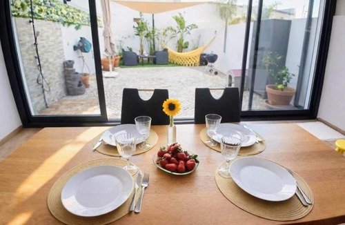 Olhao House | Casa Elegante T3 Moderna 2 Suítes, Jardim e Garagem Privados