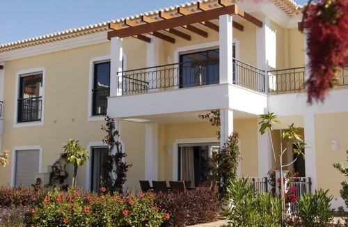 Porto de Mos Apartment | Casa Ella is a stunning 2 bed apt a 7 minute walk from the beach of Porto de Mos