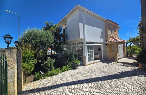 Fonte de Sesimbra House | Casa Forever Young – 2 Private Bedrooms Guest accommodation in Sesimbra