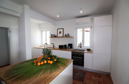 Ferragudo House | Casa Herzog: Modernes Ferienhaus mit Meerblick, WLAN & Klimaanlage in Ferragudo