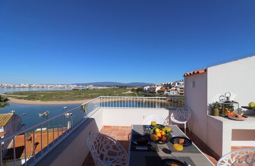 Ferragudo House | Casa Herzog: Modernes Ferienhaus mit Meerblick, WLAN & Klimaanlage in Ferragudo