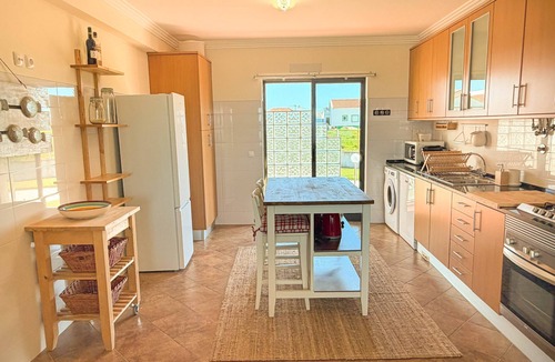 Azoia Apartment | Casa Meco - Near Beach W/Ocean View & Parking