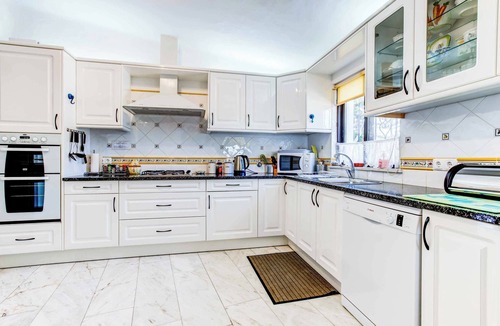 Caramujeira Villa | Casa Ryder - Three Bedroom Villa, Sleeps 6
