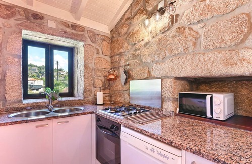 Arcos de Valdevez House | Casas das Olas 1 - Großartige Aussicht, 2 Pools, idealer Ort zum Entspannen und by Interhome