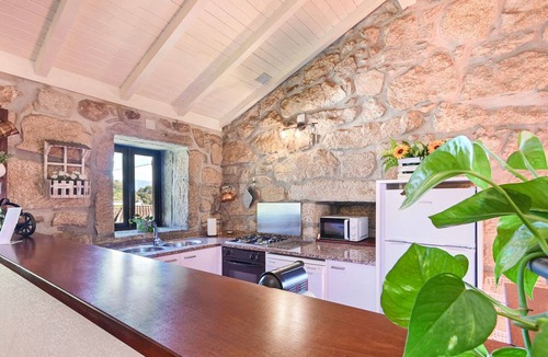Arcos de Valdevez House | Casas das Olas 1 - Großartige Aussicht, 2 Pools, idealer Ort zum Entspannen und by Interhome
