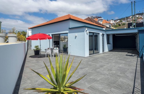 Santa Maria Maior House | Casinha Azul – 2 Bedroom with Sea View in Funchal
