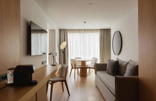 Sao Jorge de Arroios Hotel | Central Retreat with Rooftop Swims and an Exclusive Light Display