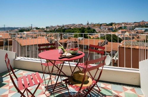 Merces Apartment | Central Rooftop Apartment by LovelyStay