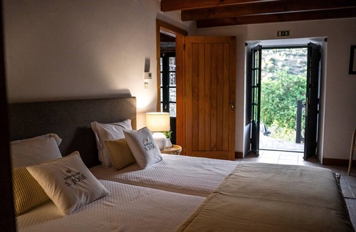 Cotas Ski Chalet | Chalet 'Casa Verde' with Shared Pool, Wi-Fi and Air Conditioning