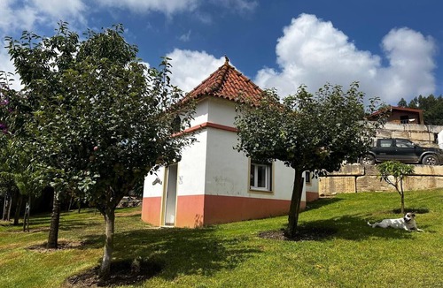 Caldas da Rainha Ski Chalet | Chalet 'The Dovecote' with Shared Pool, Shared Garden and Wi-Fi