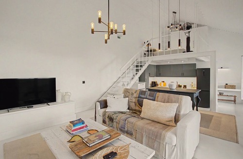 Canico Ski Chalet | Chalet 'The Village Barn' with Sea View, Shared Terrace and Wi-Fi