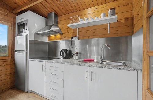 Caldas da Rainha Ski Chalet | Chalet 'Valley View' with Shared Pool, Shared Garden and Wi-Fi