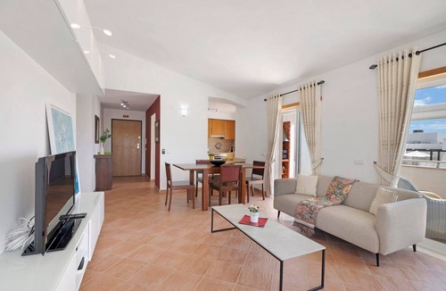 Santa Luzia Apartment | Charming 3-Bedroom Apartment in Santa Luzia with Shared Pool, Wi-Fi & Air Conditioning