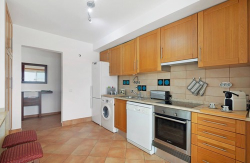 Santa Luzia Apartment | Charming 3-Bedroom Apartment in Santa Luzia with Shared Pool, Wi-Fi & Air Conditioning