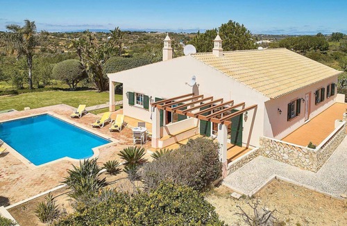 Albufeira Villa | Charming Country House, A/C, Private Pool, 20mins walk from Guia & 15mins drive to Fabulous Beaches