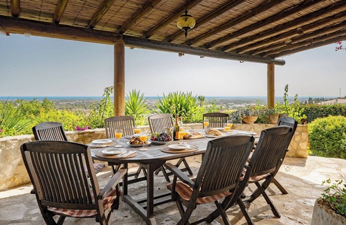 Vale Formoso Villa | Charming home with panoramic sea views, close to Aquashow, Airport & beaches