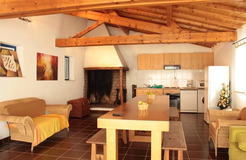 Burinhosa House | Charming House in Burinhosa, Pataias with Shared Pool