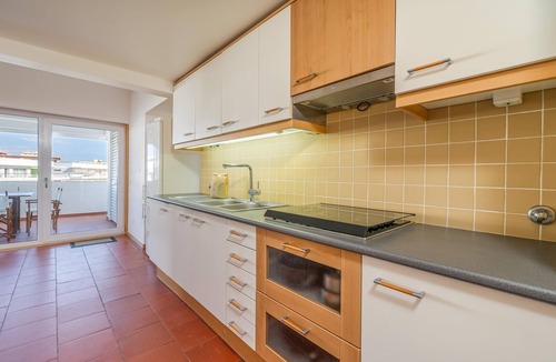 Telheiro Apartment | Charming Marina Apartment, Walk to Old Town