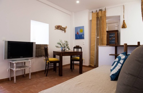 Albarraque House | Charming One-Bedroom Apartment with Patio - Near Sintra, Cascais, and Lisbon