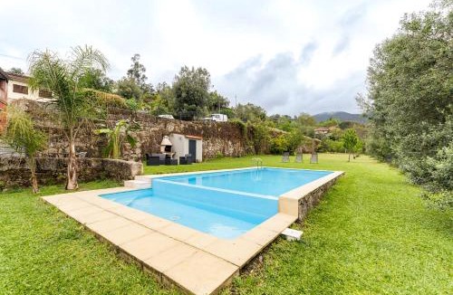 Amares House | Charming Retreat with Pool