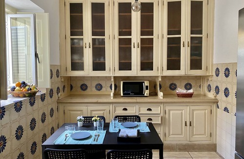 Se House | Charming villa in DOWNTOWN with an OUTDOOR PATIO! FREE PARKING