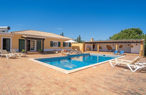 Alfarrobeira Apartment | Charming Villa with Pool & Garden in Vale da Lama